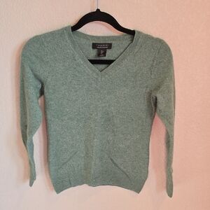 ​Tahari 100% 2-Ply Cashmere V-Neck Sweater in Sage Green - Size Small